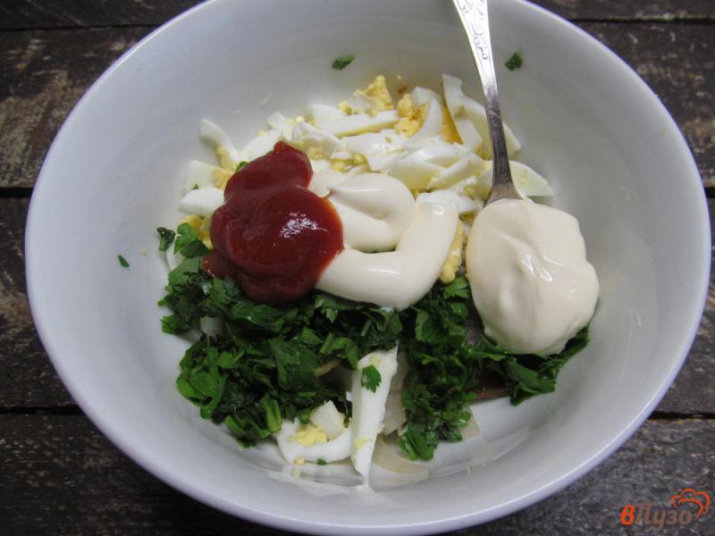Фото приготовление рецепта: Салат из баклажана с яйцом и кетчупом шаг №8