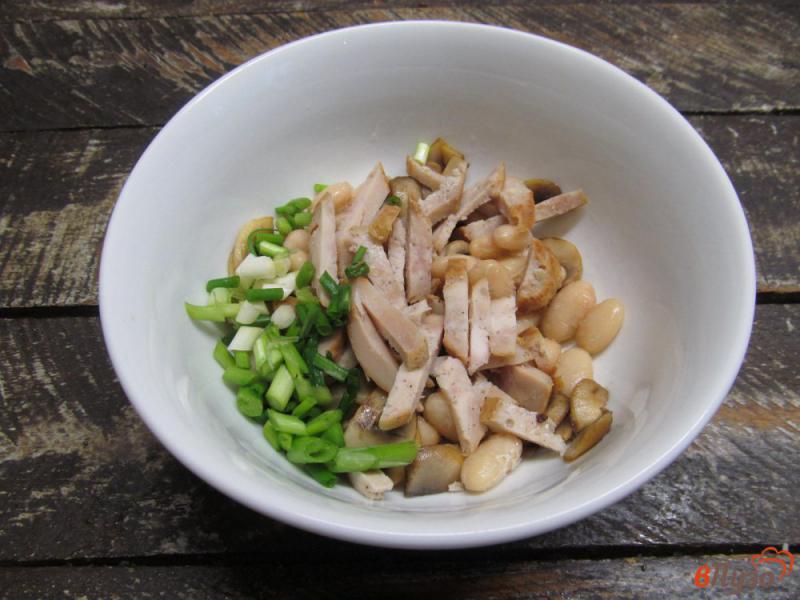 Фото приготовление рецепта: Фасолевый салат с курицей оливками и жареными грибами шаг №3