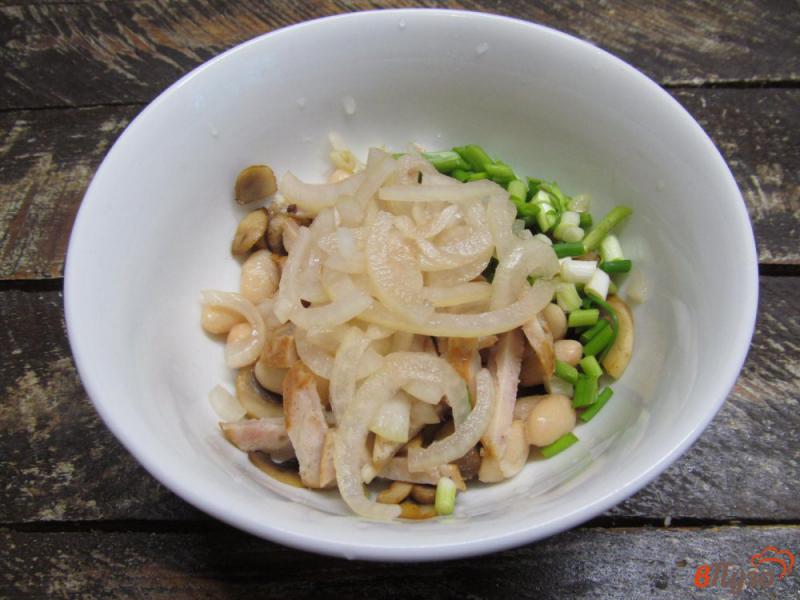 Фото приготовление рецепта: Фасолевый салат с курицей оливками и жареными грибами шаг №4