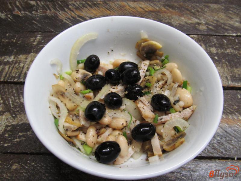Фото приготовление рецепта: Фасолевый салат с курицей оливками и жареными грибами шаг №5