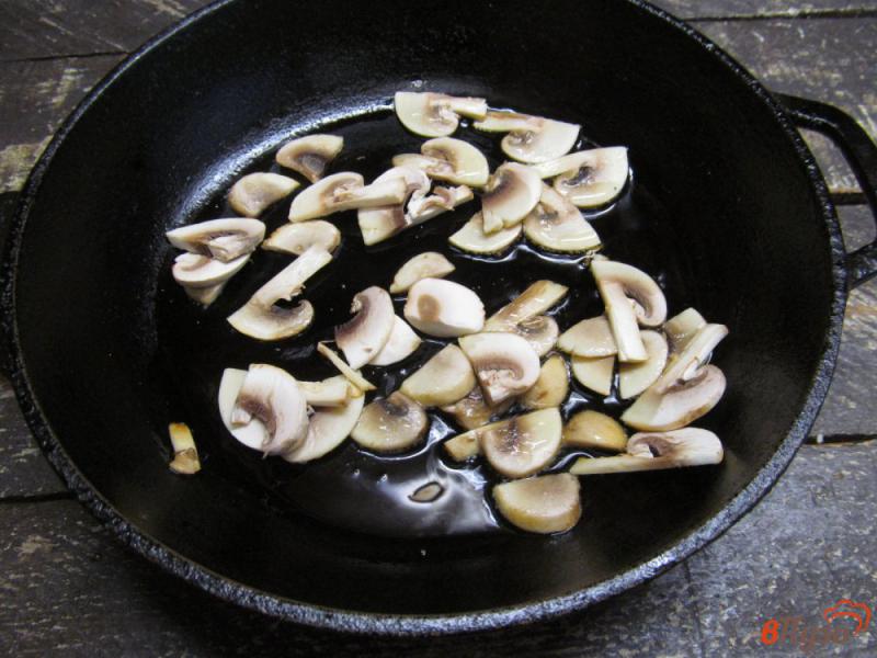Фото приготовление рецепта: Фасолевый салат с курицей оливками и жареными грибами шаг №2