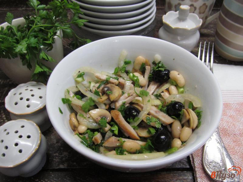 Фото приготовление рецепта: Фасолевый салат с курицей оливками и жареными грибами шаг №7