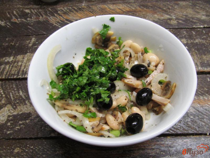 Фото приготовление рецепта: Фасолевый салат с курицей оливками и жареными грибами шаг №6