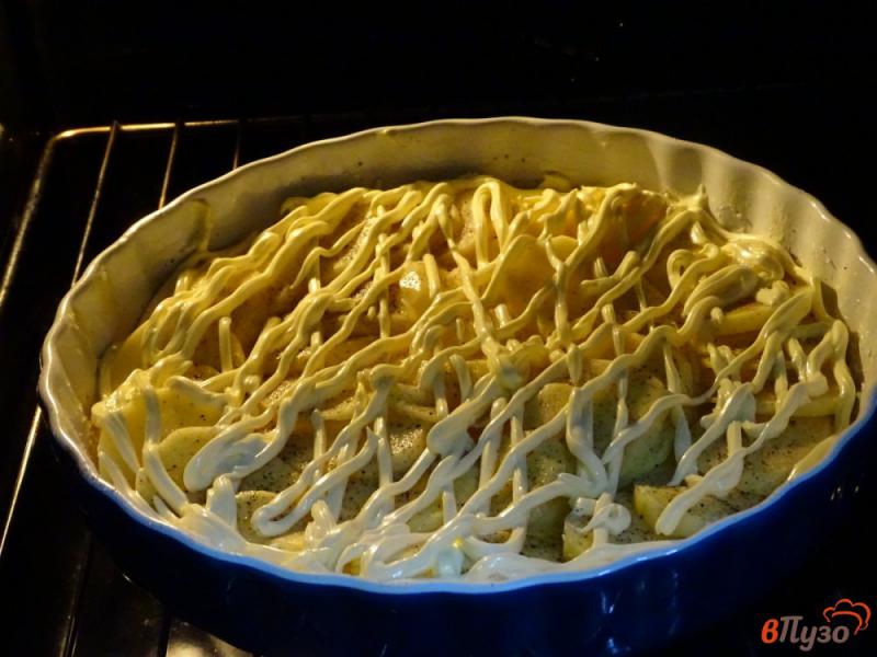 Фото приготовление рецепта: Картофель запеченный под сыром шаг №5