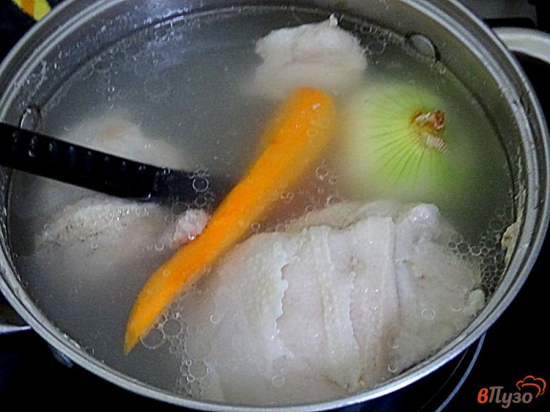Фото приготовление рецепта: Суп пюре с чесноком и лапшой шаг №1