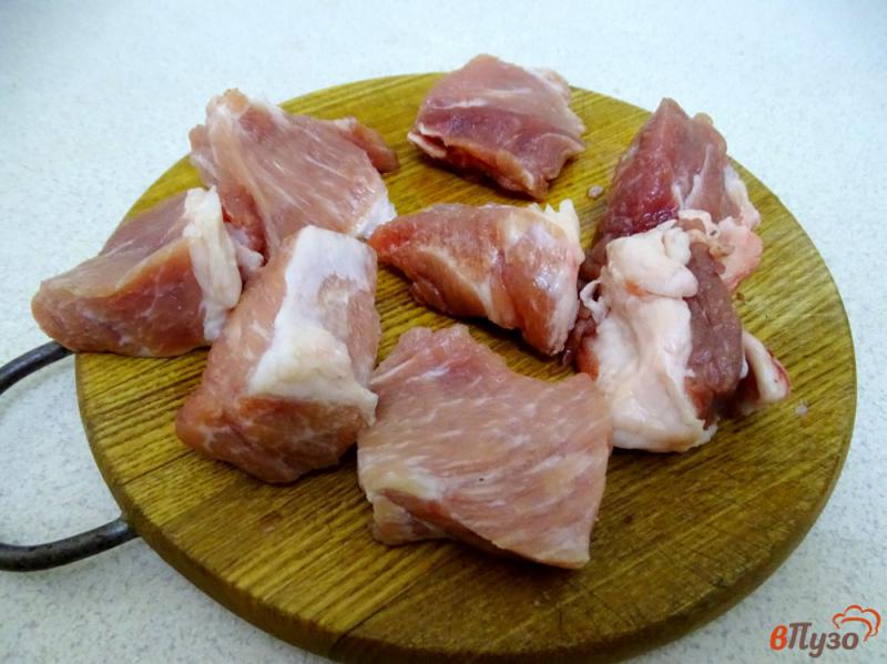 Фото приготовление рецепта: Свинина томлёная с луком и перцем шаг №1