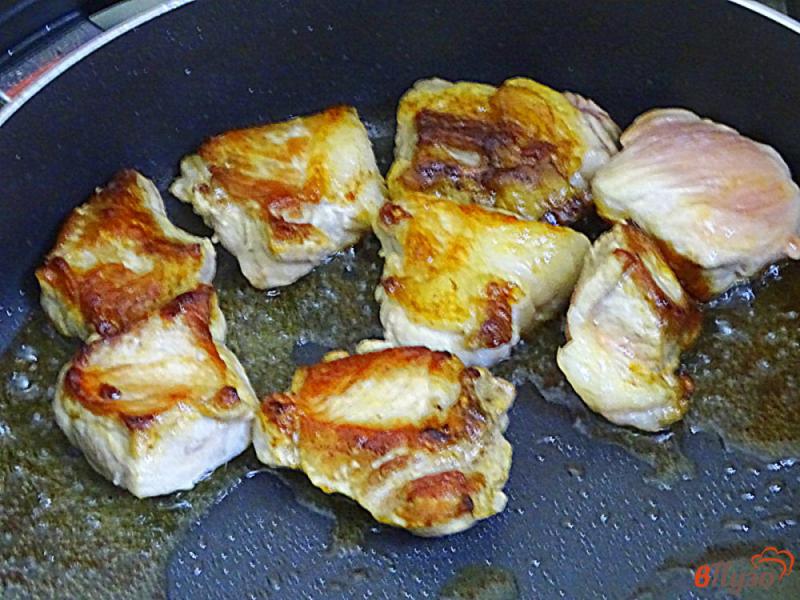 Фото приготовление рецепта: Свинина томлёная с луком и перцем шаг №4