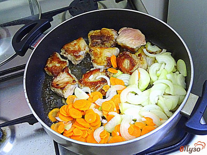 Фото приготовление рецепта: Свинина томлёная с луком и перцем шаг №5