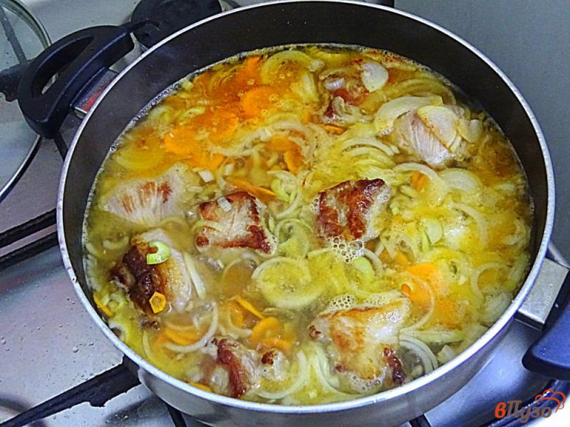 Фото приготовление рецепта: Свинина томлёная с луком и перцем шаг №7