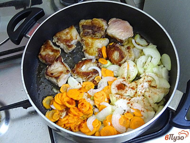 Фото приготовление рецепта: Свинина томлёная с луком и перцем шаг №6