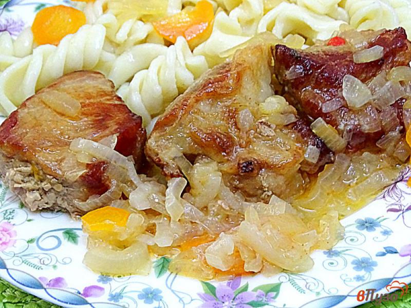 Фото приготовление рецепта: Свинина томлёная с луком и перцем шаг №10