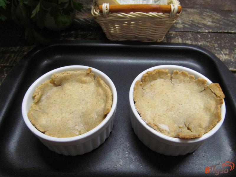 Фото приготовление рецепта: Пирог из индейки с шампиньоном и беконом шаг №8