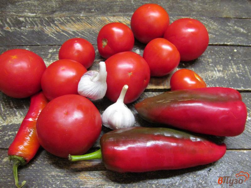 Фото приготовление рецепта: Сырая аджика из помидора с красным болгарским перцем шаг №1