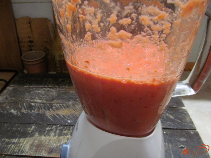 Фото приготовление рецепта: Сырая аджика из помидора с красным болгарским перцем шаг №4