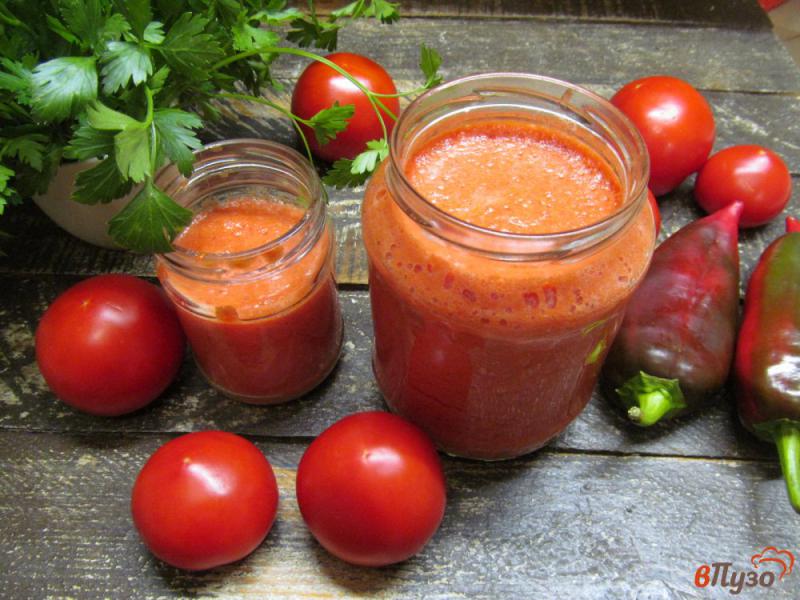 Фото приготовление рецепта: Сырая аджика из помидора с красным болгарским перцем шаг №6