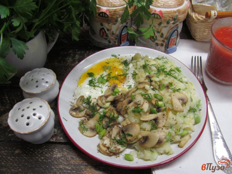 Фото приготовление рецепта: Пюре из пастернака с яйцом и грибами шаг №9