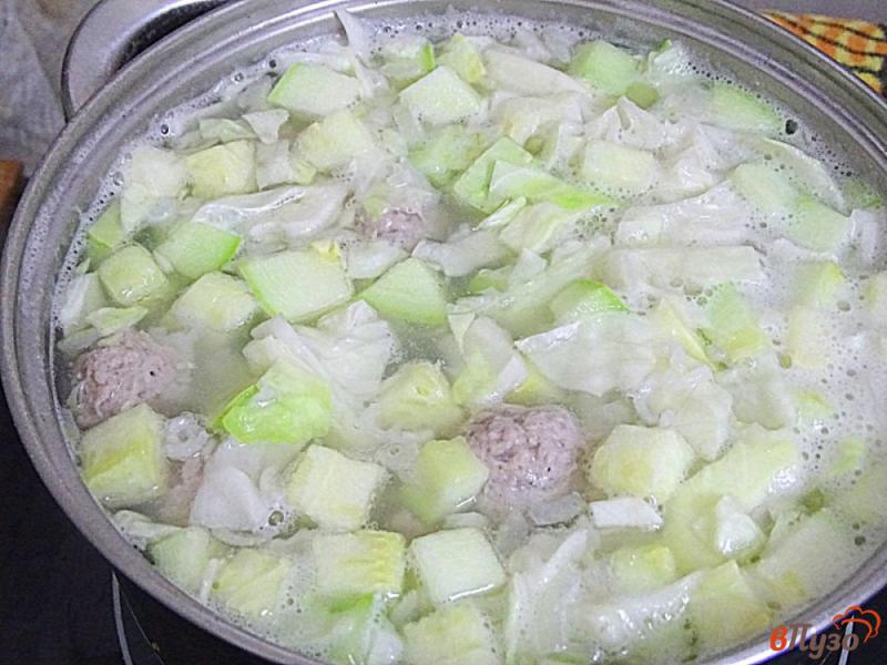 Фото приготовление рецепта: Суп с фрикадельками рисом и овощами шаг №6
