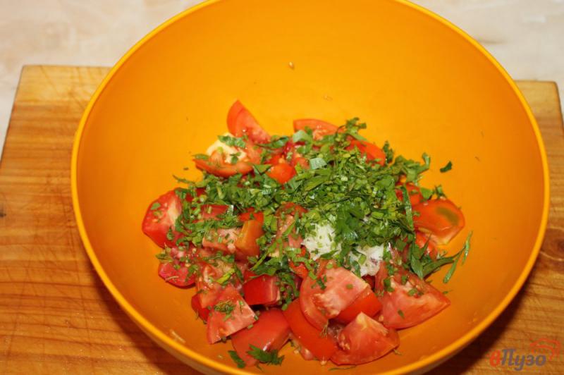 Фото приготовление рецепта: Пикантный помидорный салат шаг №4