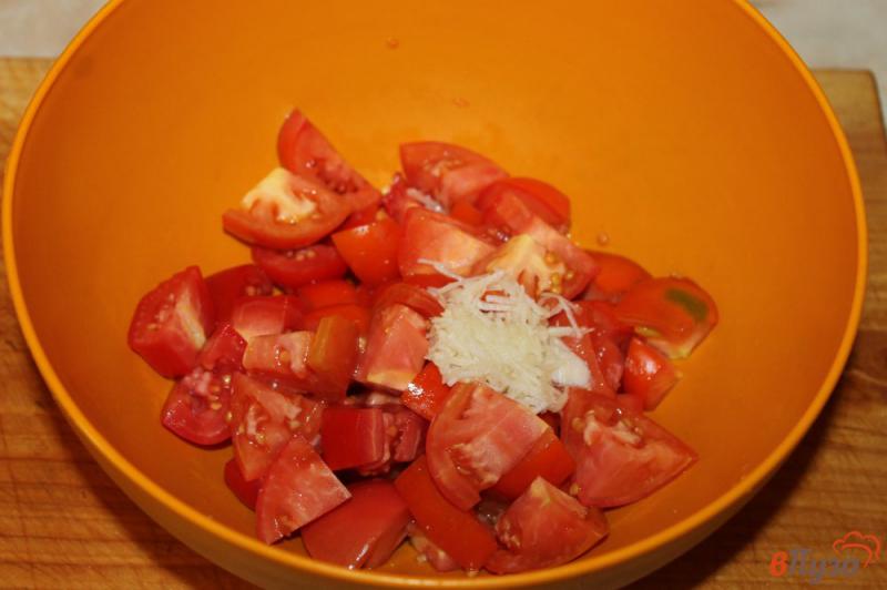 Фото приготовление рецепта: Пикантный помидорный салат шаг №3