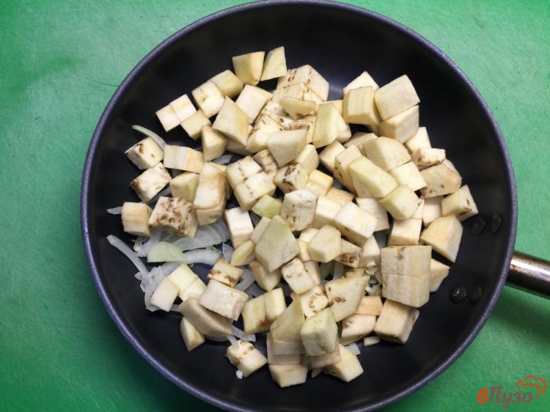 Фото приготовление рецепта: Баклажан жареный с луком и запеченный под сыром шаг №3