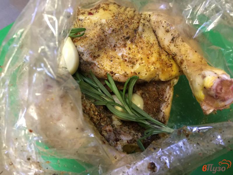 Фото приготовление рецепта: Курица запеченная с лимоном и розмарином шаг №4