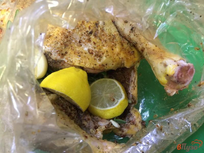 Фото приготовление рецепта: Курица запеченная с лимоном и розмарином шаг №5