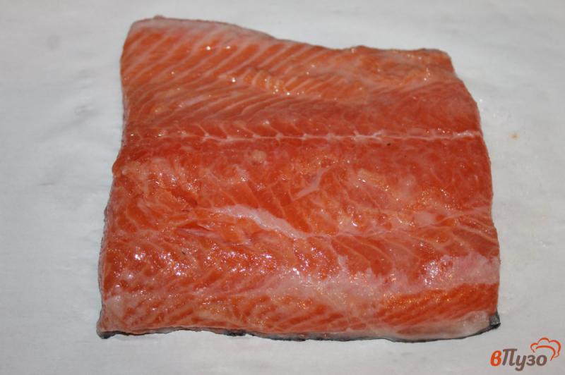 Фото приготовление рецепта: Красная рыба маринованная в пергаменте шаг №4