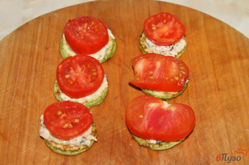 Фото приготовление рецепта: Башенки из кабачка и помидора с сырным соусом шаг №7