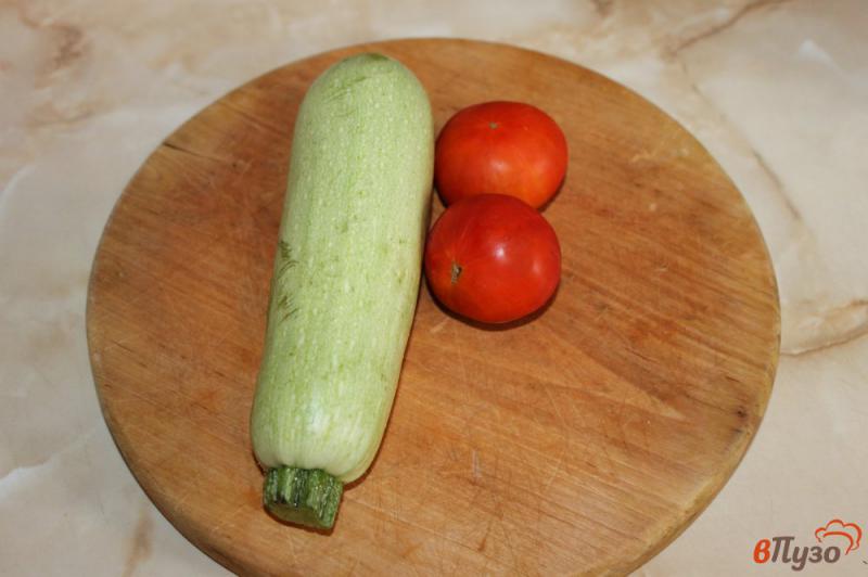 Фото приготовление рецепта: Башенки из кабачка и помидора с сырным соусом шаг №1