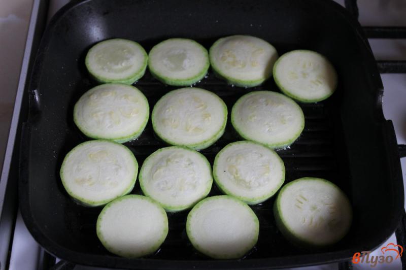 Фото приготовление рецепта: Башенки из кабачка и помидора с сырным соусом шаг №4