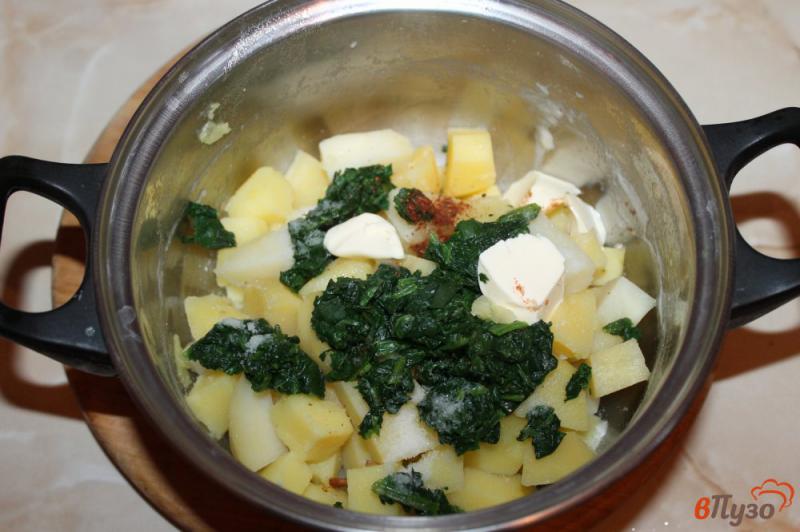 Фото приготовление рецепта: Картофельное пюре с рубленным шпинатом шаг №4