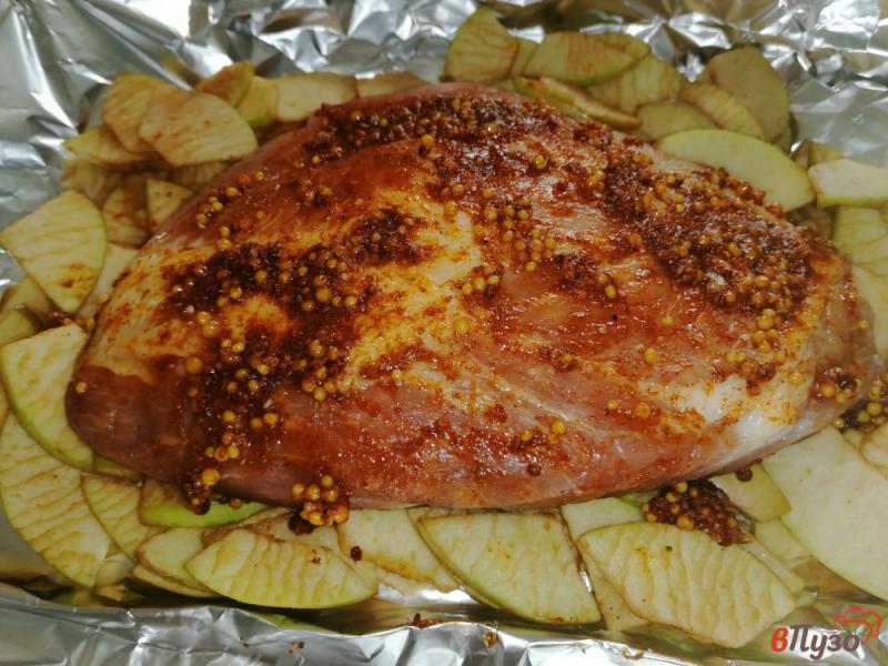 Фото приготовление рецепта: Свинина в горчице запеченная с яблоками шаг №4