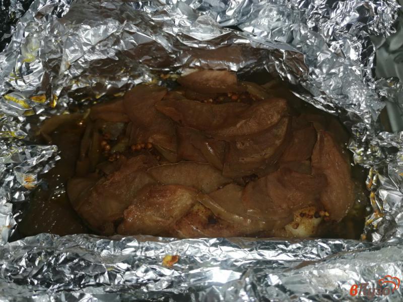 Фото приготовление рецепта: Свинина в горчице запеченная с яблоками шаг №6