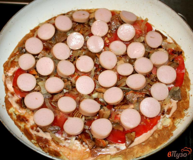 Фото приготовление рецепта: Быстрая пицца на сковороде шаг №8
