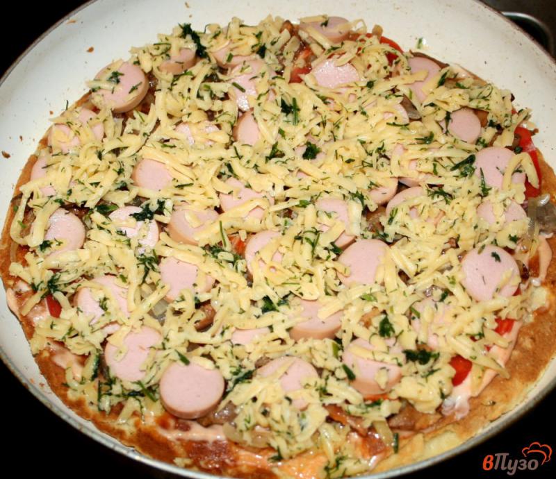 Фото приготовление рецепта: Быстрая пицца на сковороде шаг №9