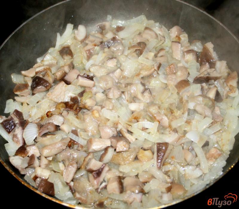 Фото приготовление рецепта: Картофельные зразы с белыми грибами шаг №5