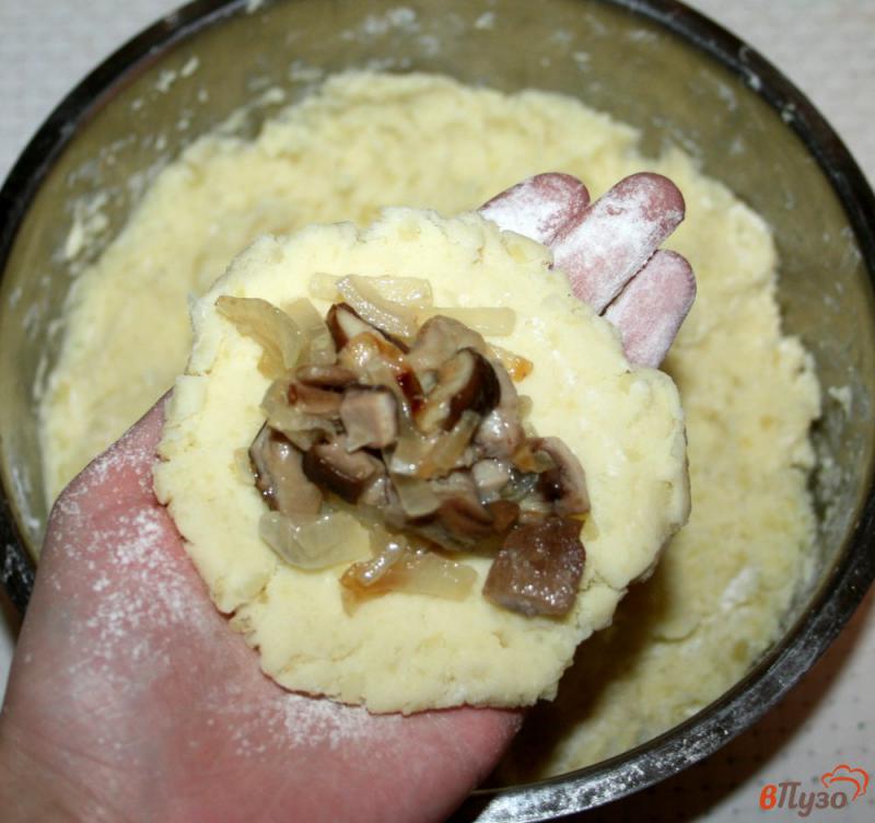 Фото приготовление рецепта: Картофельные зразы с белыми грибами шаг №6