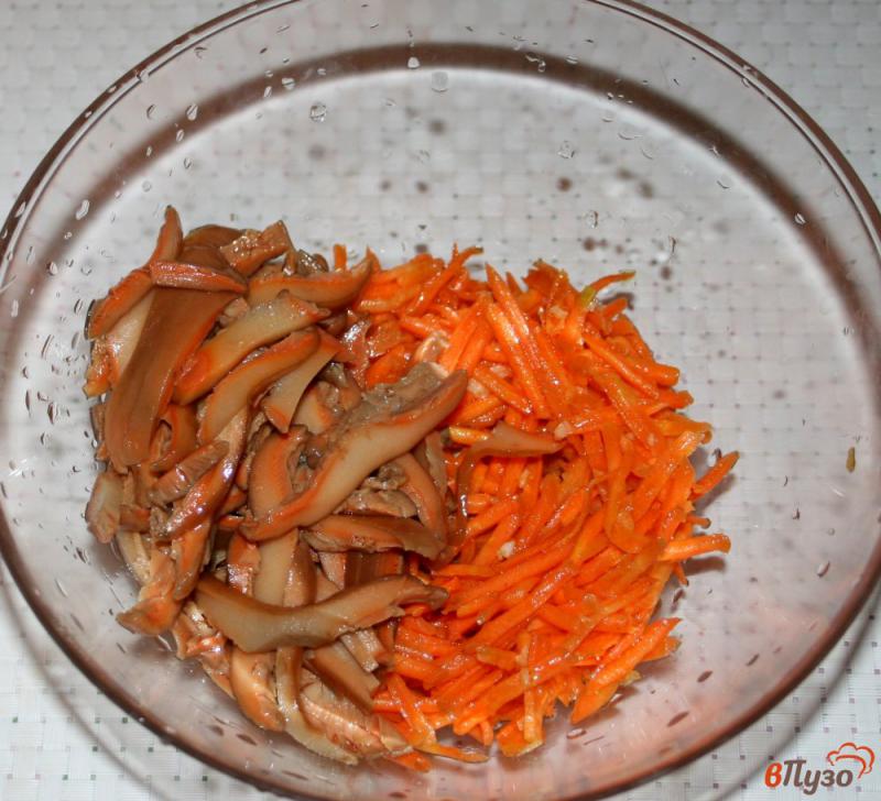 Фото приготовление рецепта: Салат из моркови-по корейски с грибами шаг №3