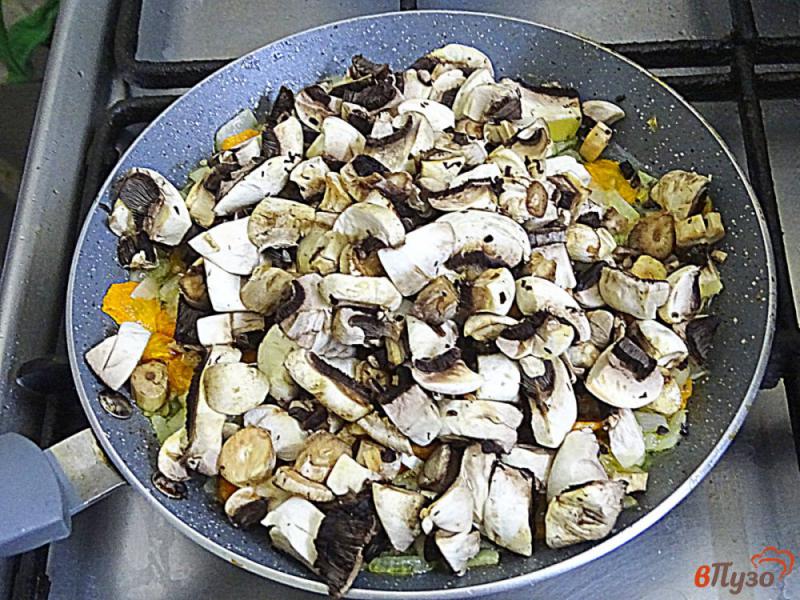 Фото приготовление рецепта: Суп с грибами и цветной капустой шаг №3
