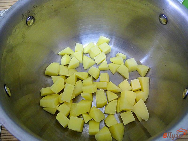Фото приготовление рецепта: Суп с грибами и цветной капустой шаг №5