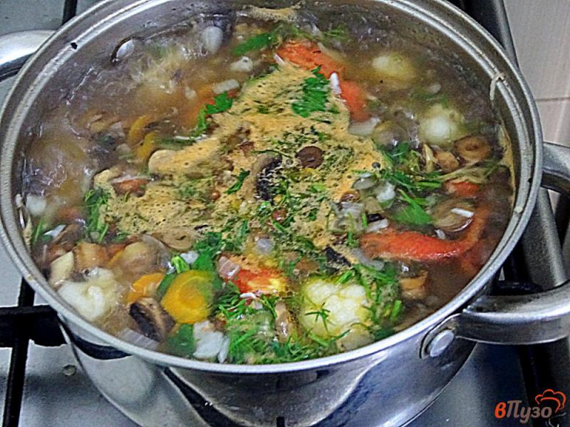 Фото приготовление рецепта: Суп с грибами и цветной капустой шаг №8