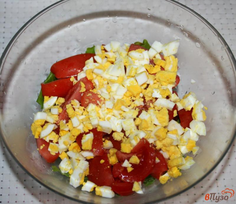 Фото приготовление рецепта: Салат из помидоров и яиц шаг №3