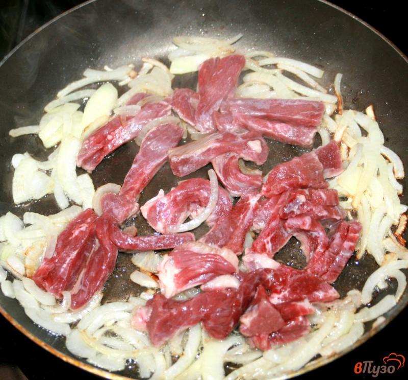 Фото приготовление рецепта: Макароны ракушки с говядиной и белыми грибами в нежном сливочном соусе шаг №2