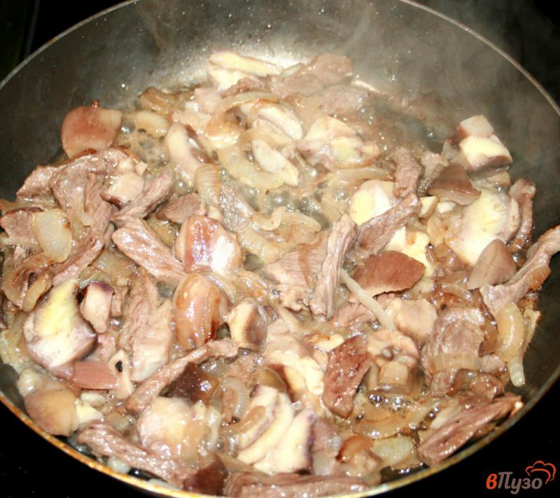Фото приготовление рецепта: Макароны ракушки с говядиной и белыми грибами в нежном сливочном соусе шаг №3