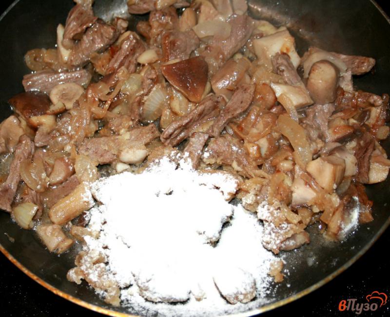 Фото приготовление рецепта: Макароны ракушки с говядиной и белыми грибами в нежном сливочном соусе шаг №4