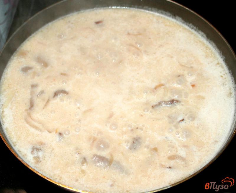 Фото приготовление рецепта: Макароны ракушки с говядиной и белыми грибами в нежном сливочном соусе шаг №6