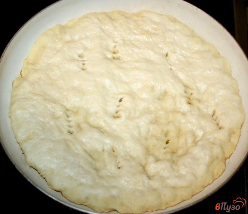 Фото приготовление рецепта: Быстрая пицца на сковороде шаг №4
