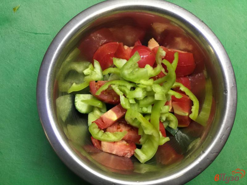 Фото приготовление рецепта: Овощной салат с маслинами шаг №3