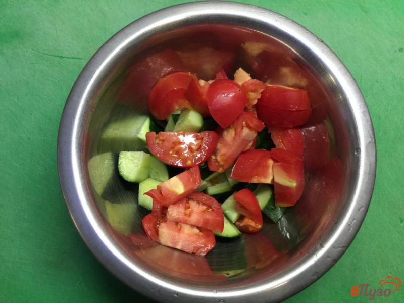Фото приготовление рецепта: Овощной салат с маслинами шаг №2