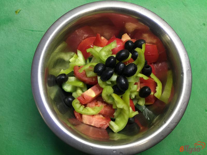 Фото приготовление рецепта: Овощной салат с маслинами шаг №4